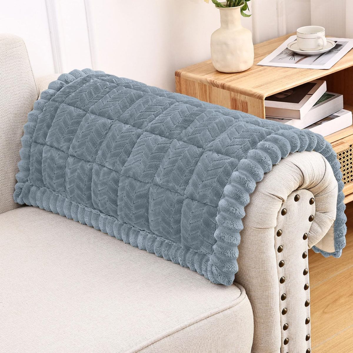 Smiry Couch Cover for Dogs, Non Slip Fuzzy Pet Sofa Covers Washable